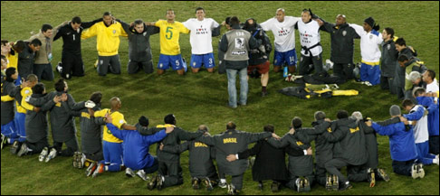 Seleção-Brasiliera-Orando-no-final-da-Copa-das-Confederações1